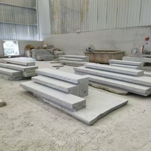 重庆 整石台阶（大面火烧+侧面自然面），出货前厂内拼装