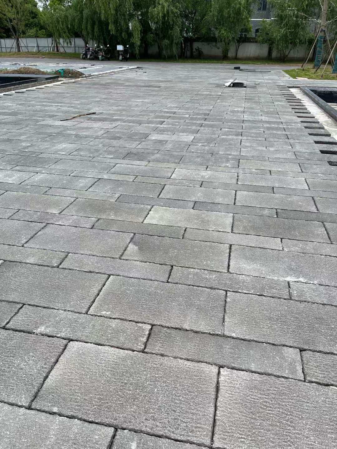 重庆 工地仿古石铺装现场实拍