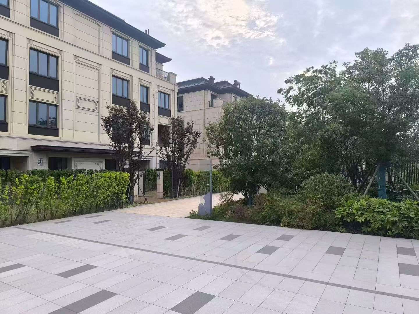 重庆 芝麻白与芝麻白搭配铺装，尺寸1200*600