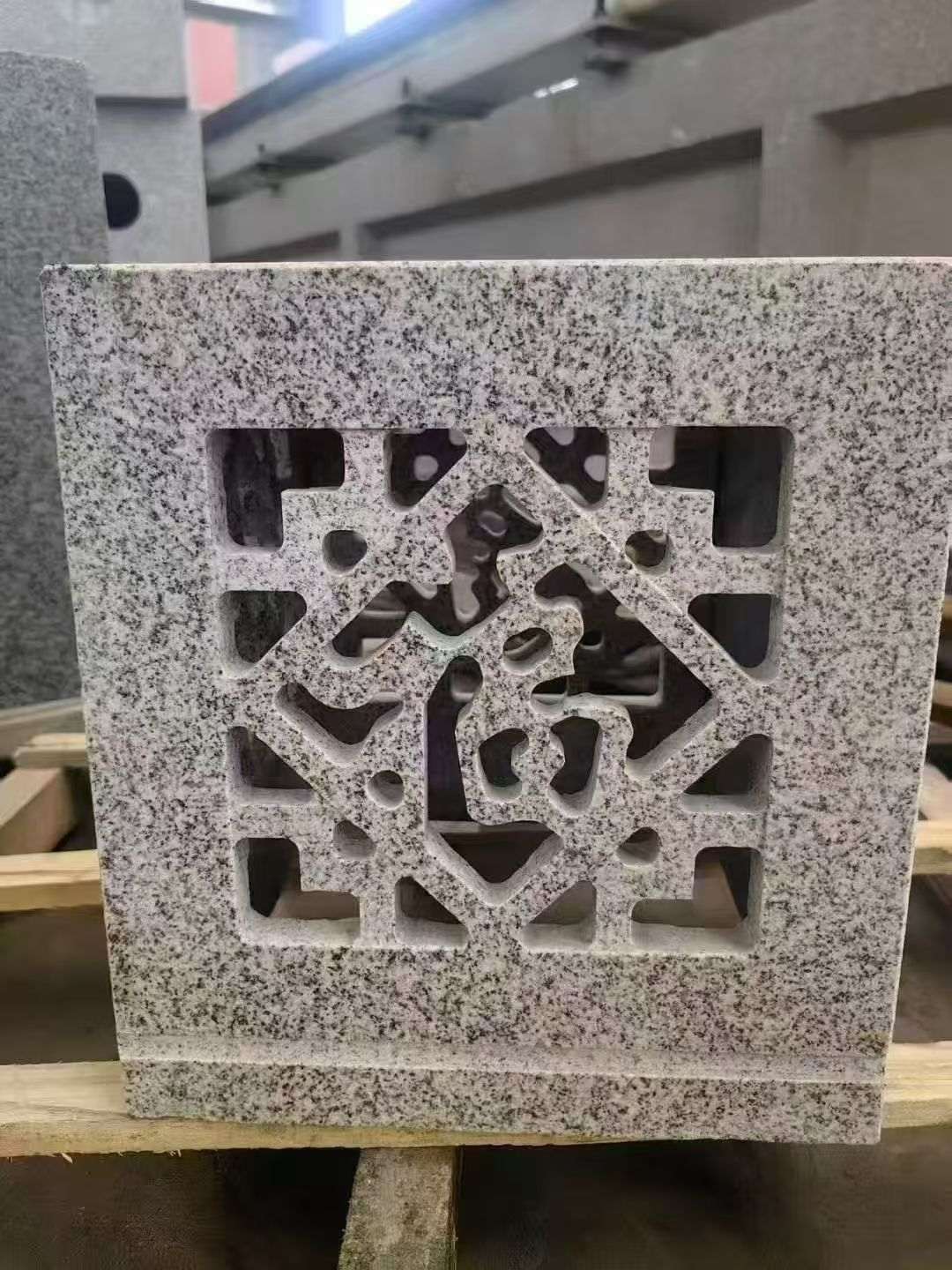 重庆 芝麻白花岗岩镂空雕花灯笼