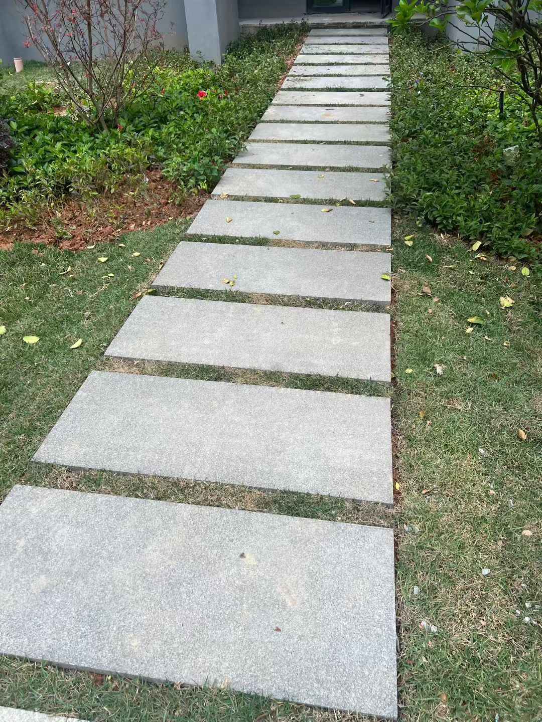 重庆 芝麻黑小区踏步、汀步石铺装效果